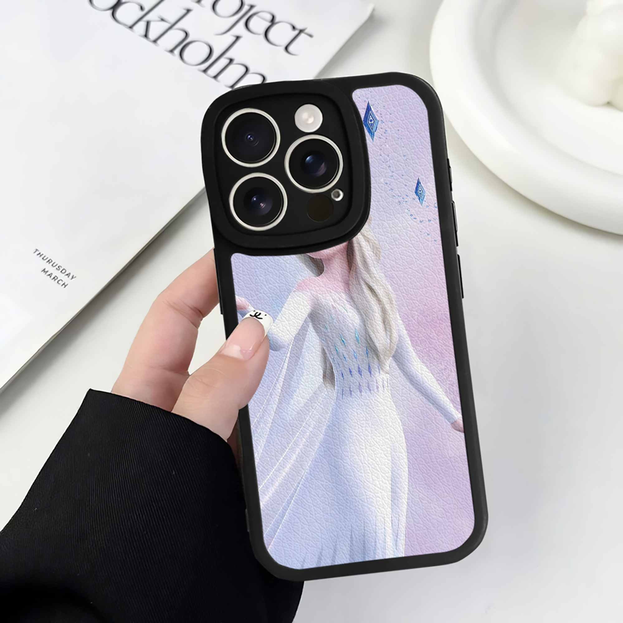 （画像用） アナと雪の女王 アンナ エルサ Frozen Anna Elsa 【iPhone 16シリーズ対応】シリコンスマホケース（レザー調） 材質：シリコン